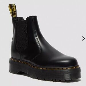 2976 SMOOTH LEATHER PLATFORM CHELSEA BOOTS Docs Dr. Martens Women’s US size 8
